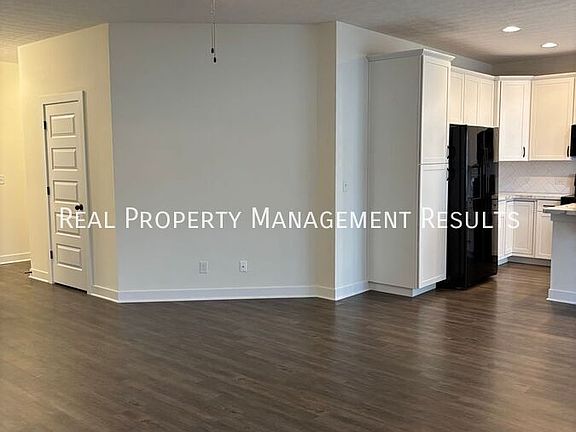 3rd image of 2822 Brewster Dr