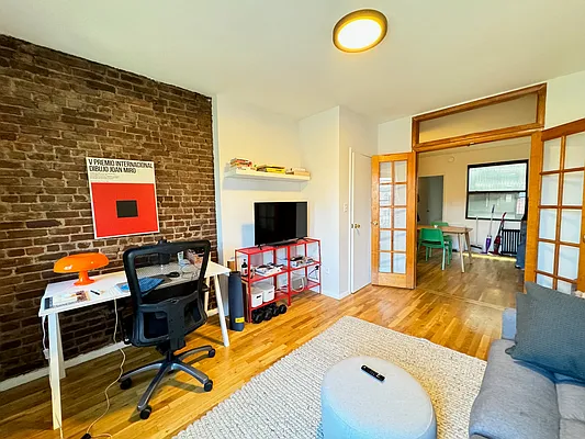 Rented by KNOCKKNOCK LLC | media 22