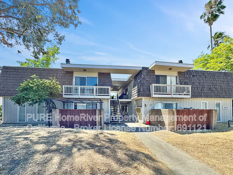 2 bed, 1.0 bath, 975 sqft, $1,425 — Photo 1