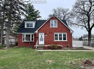 1612 Deering St, Garden City, MI