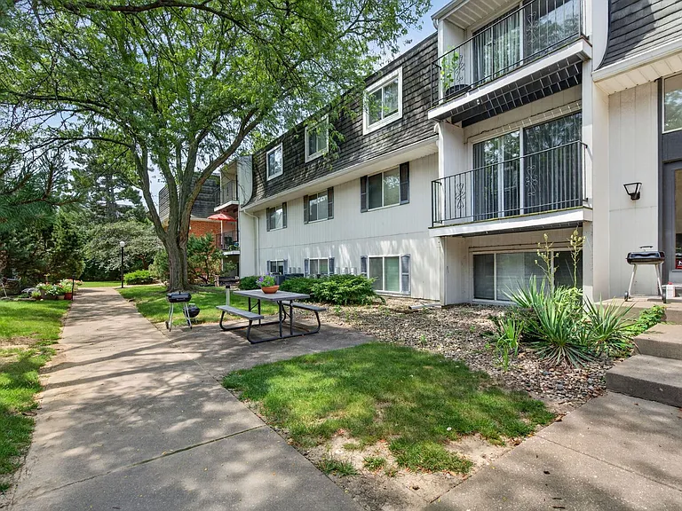 Hollow Hills Apartments — Photo 137