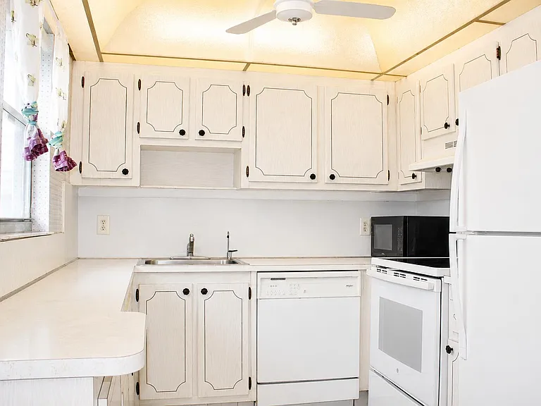 520 Brittany Ave E #K — Photo 16