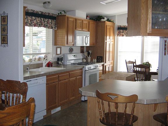 Upgraded Kitchen w/ eating nook