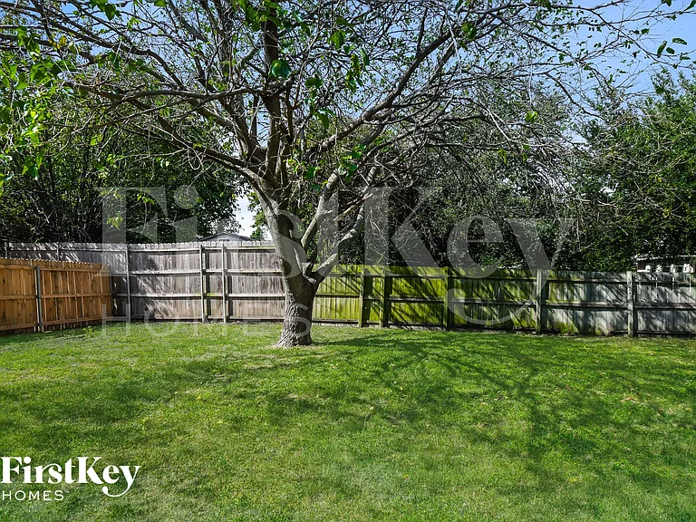 4742 Cornflower Dr — Photo 16