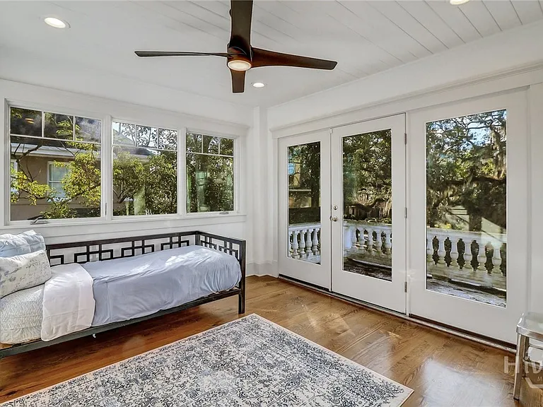 602 E Victory Dr — Photo 29