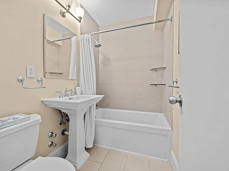 629 Kappock St #4G — Photo 9