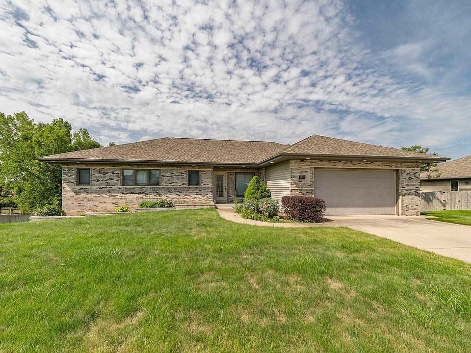 1613 Hickory Bend Ct, De Witt, IA 52742 | Zillow