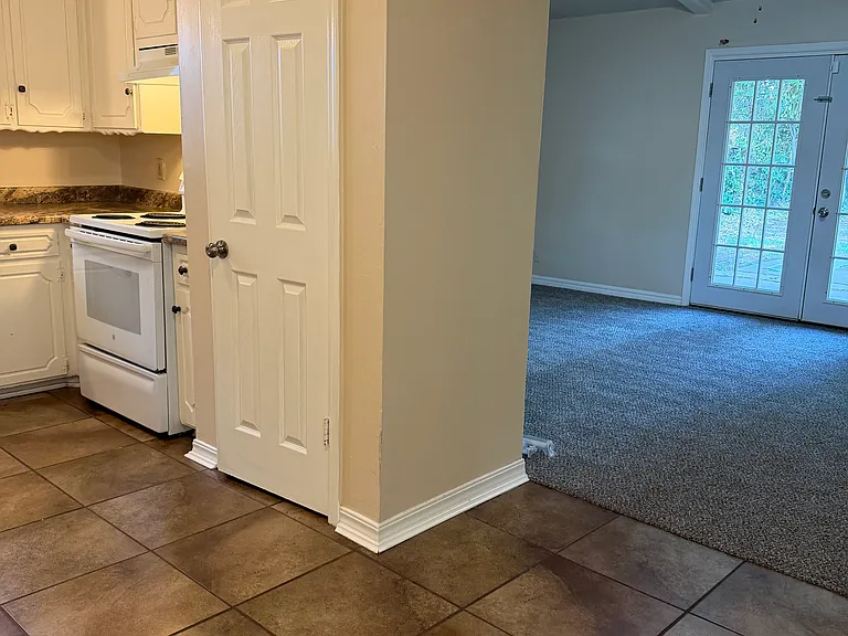 1004 Hampton Dr — Photo 5