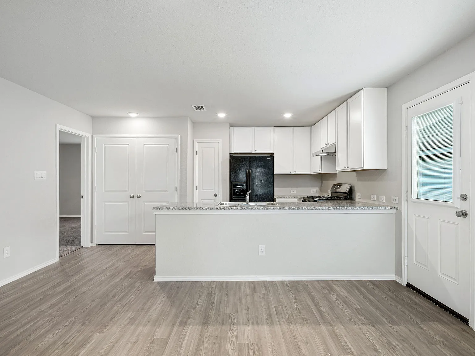 3 bed, 1276 sqft, $1,550 — Photo 3
