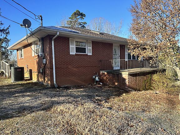 4th image of 817 Hillcrest Dr