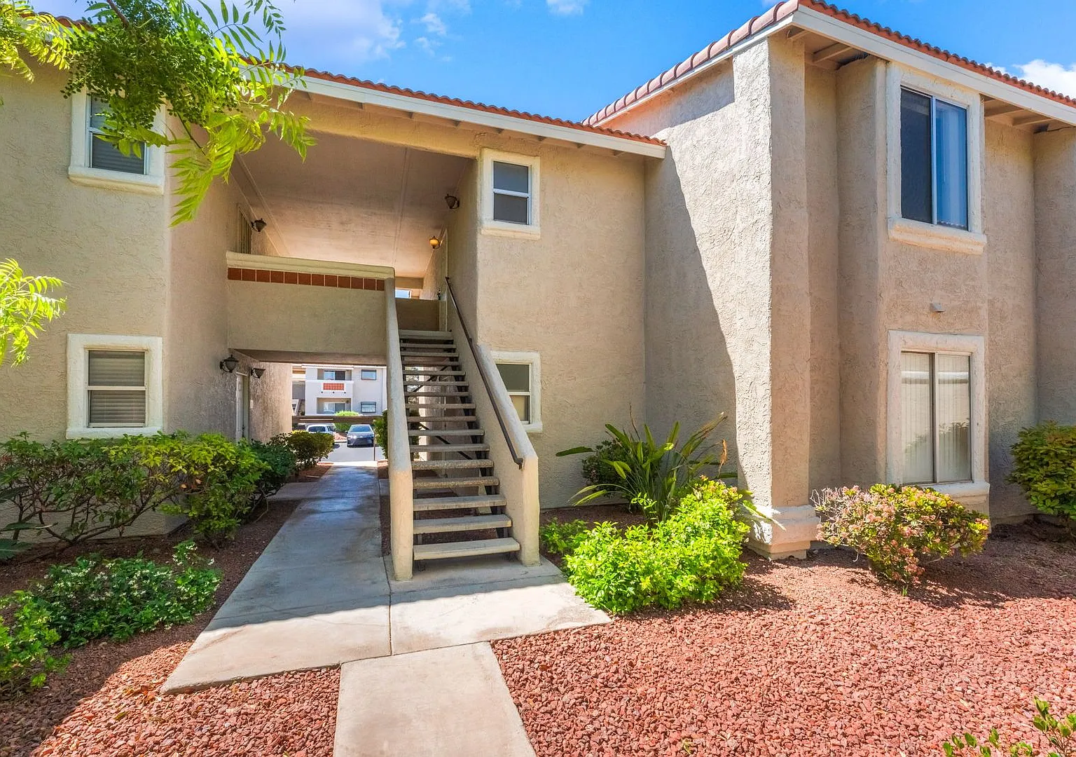 Charming Condo with new carpet & paint, located just minutes away from Summerlin! — Photo 1