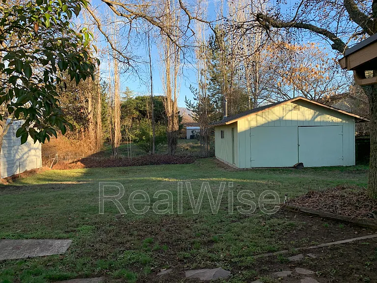 860 Glendale Ave — Photo 22