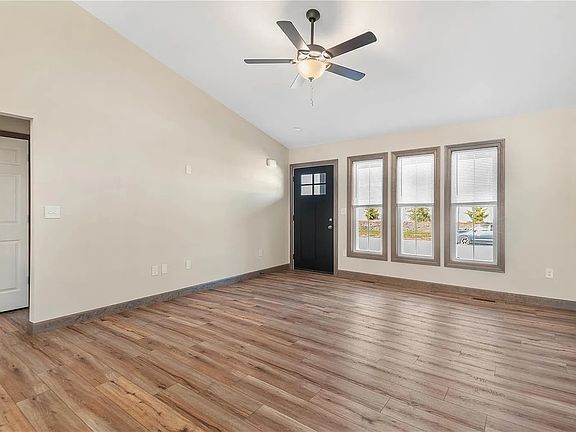 4th image of 540 Somerset Dr