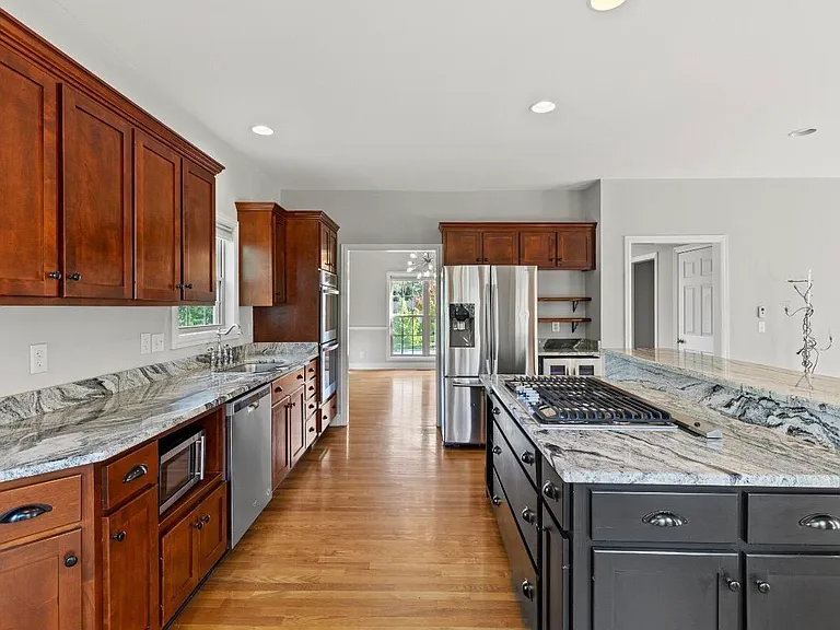 2505 Eastway Dr — Photo 4