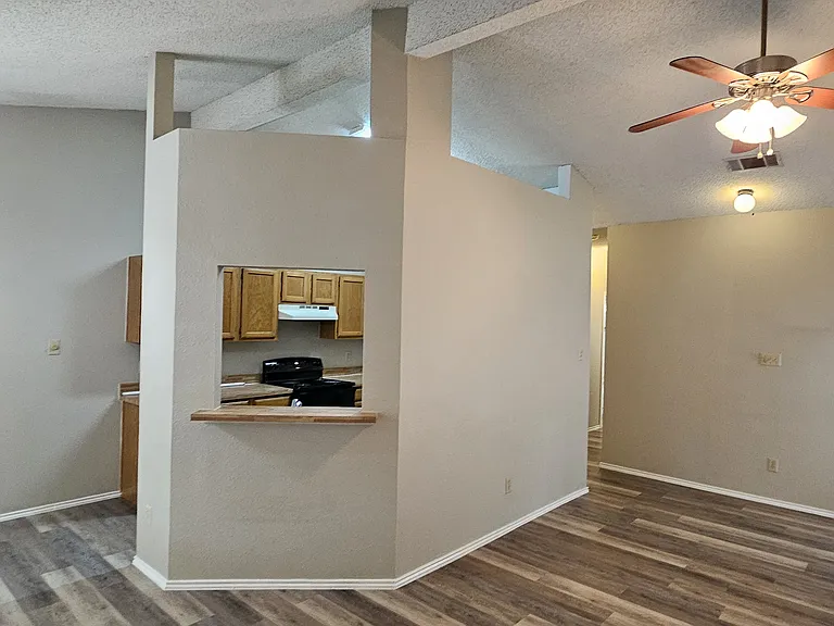 618 Canterbury St — Photo 4