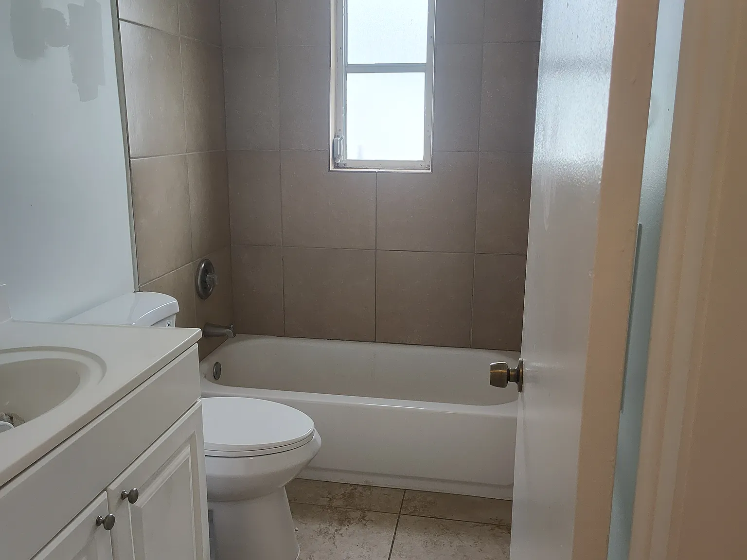 2 bed, 1000 sqft, $1,900 — Photo 3