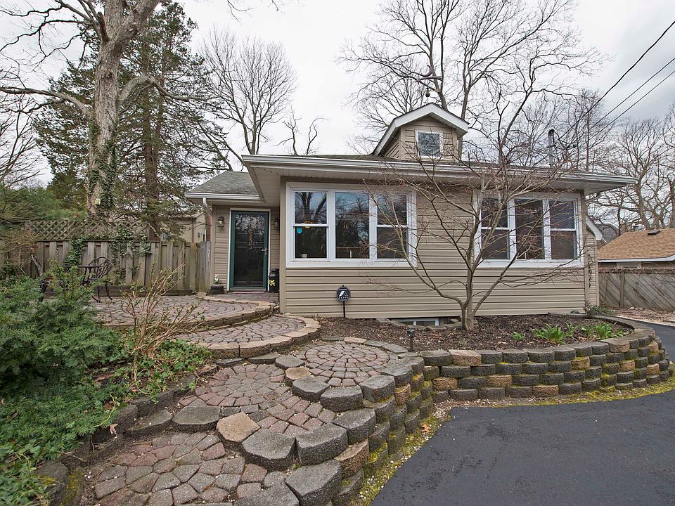 1st image of 18 Valley Dr