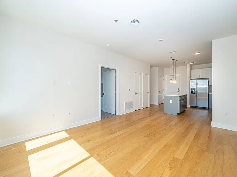 19 East — Photo 28