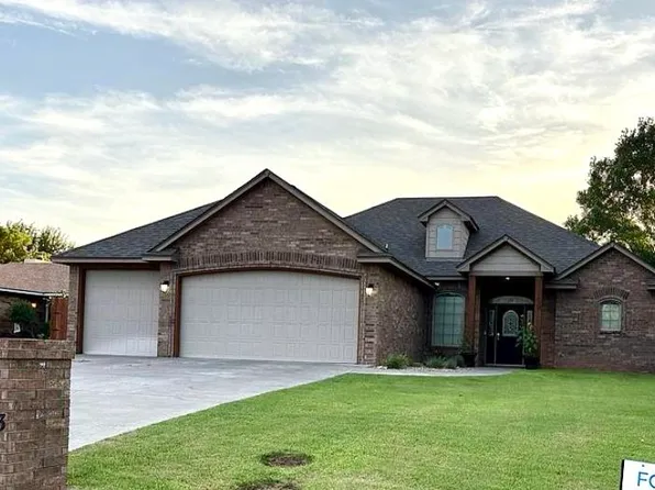 1903 Meadowlake Dr, Woodward, OK 73801