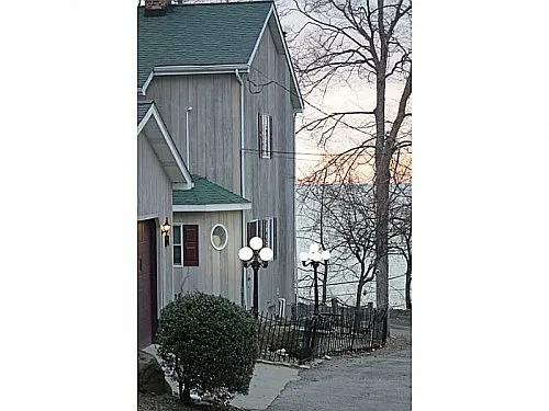 60 Hilltop Rd photo 1