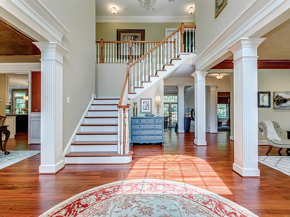 Elegant 2 story open foyer - great floorplan!