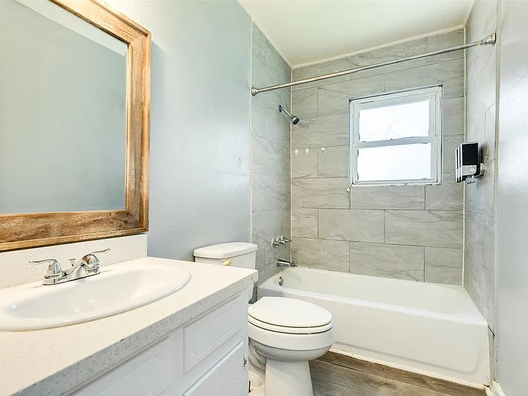 302 W 8th St #A — Photo 24