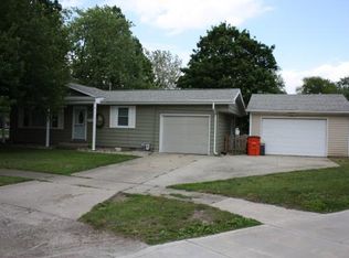 822 Sunset Dr, Sullivan, IL 61951