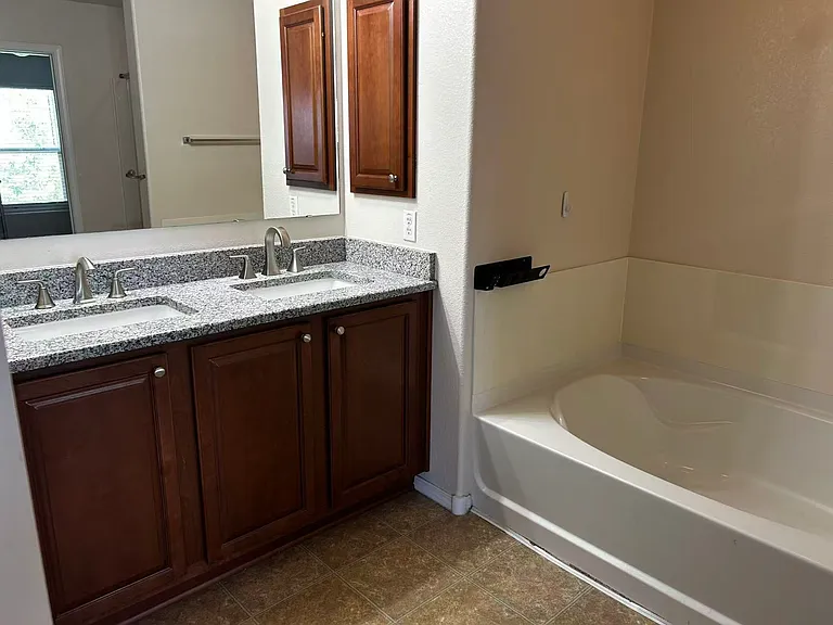 10916 Fort Point Ln NE — Photo 4