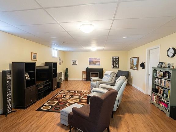 3rd image of 32 Jacks Way #2
