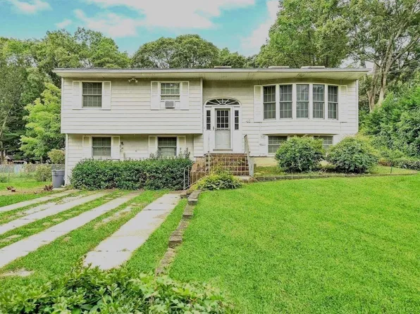 48 Joyce Drive, Hauppauge, NY 11788