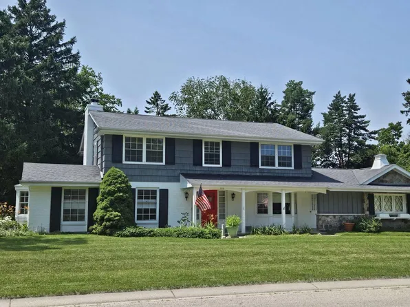 210 West Fox Dale COURT, Glendale, WI 53217