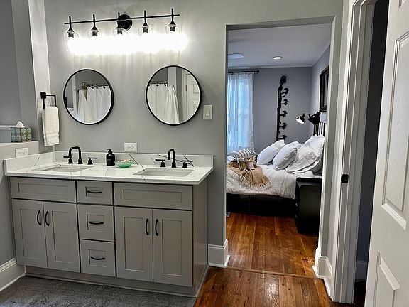 Master en-suite bathroom