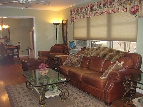 Formal living room w. wood floors