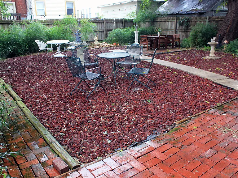 ENCLOSED COURTYARD FOR TENANTS
