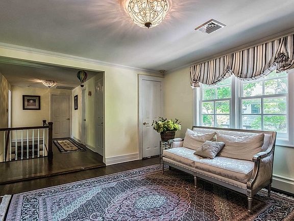 3rd image of 67 Nassau Dr