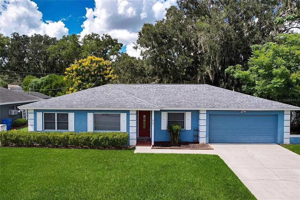 4 bed, 2.0 bath, 1810 sqft, $2,400 — Photo 1
