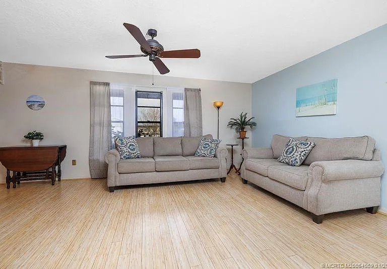 160 SE Duxbury Ave — Photo 7