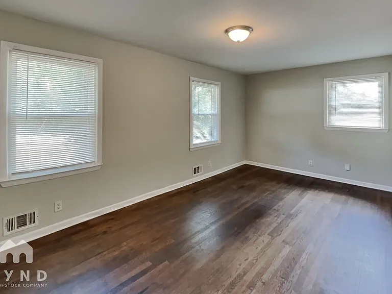 2715 Carriage Ln — Photo 11