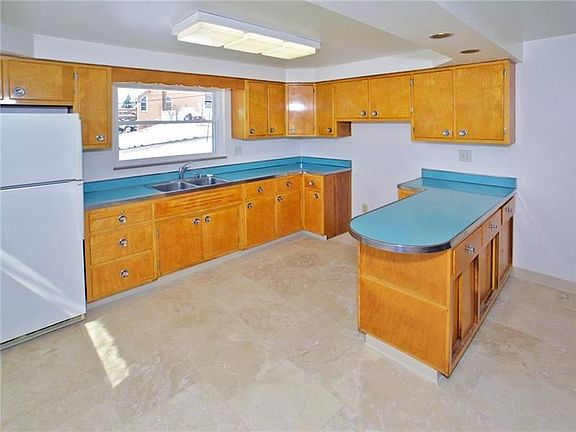 3rd image of 431 Eastview