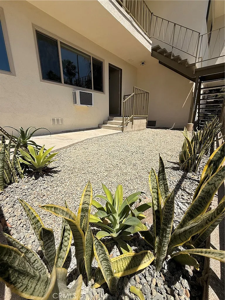 2 bed, 750 sqft, $3,490 — Photo 1