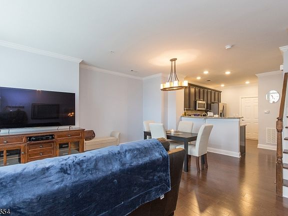 5th image of 2 Wisteria Ln