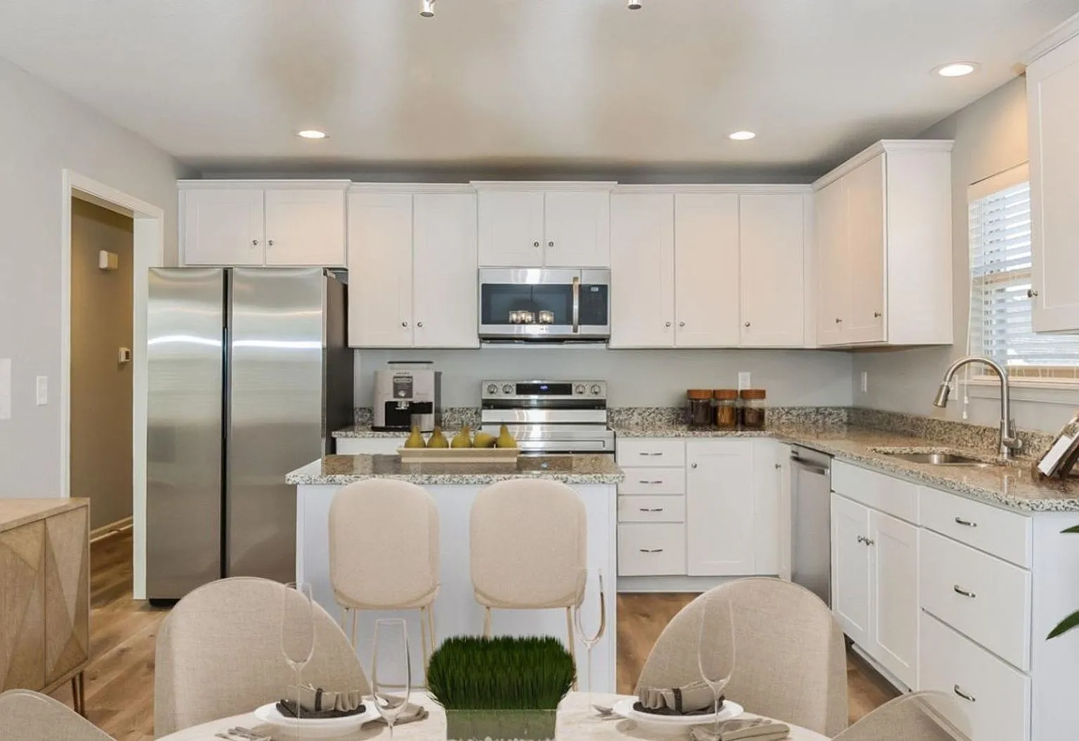 Beautiful 4 Bedroom 3 Bathroom Home! — Photo 4