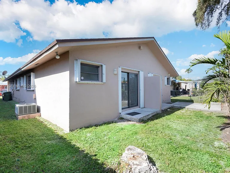 2733 SW 31st Pl #A — Photo 17