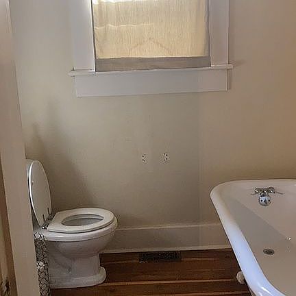 3rd image of 425 Spring St