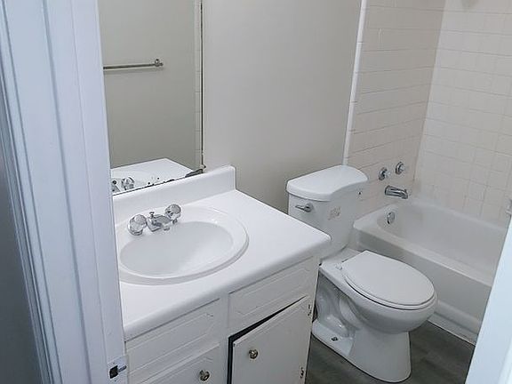 5th image of 404 8th Ave NE APT C