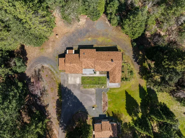 2276 Azalea Dr, Grants Pass, OR 97526
