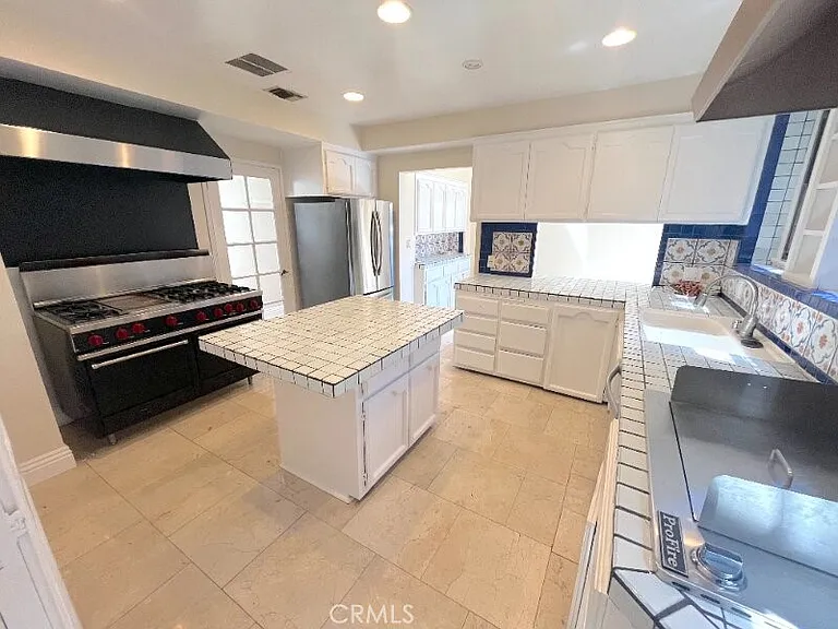223 1/2 S Gale Dr — Photo 7