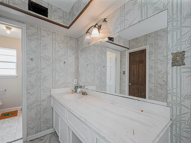 811 Loire Ln — Photo 39