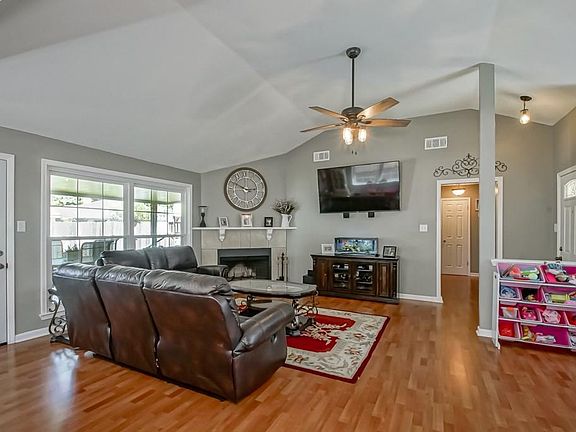 5th image of 322 Portsmouth Dr