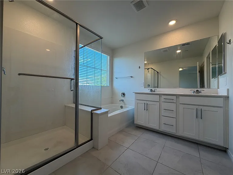2562 Ofanto St — Photo 9